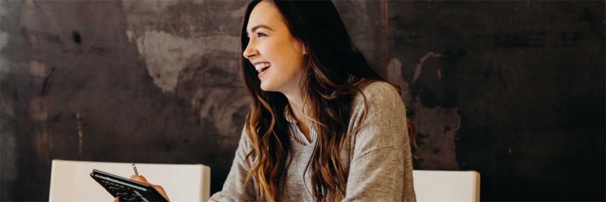 Een vrouw ondertekend een overeenkomst met Adobe Sign