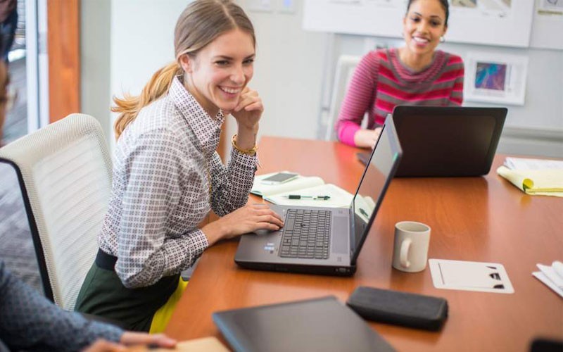 HPE storage solution for business growth Business meeting with women using desktop devices