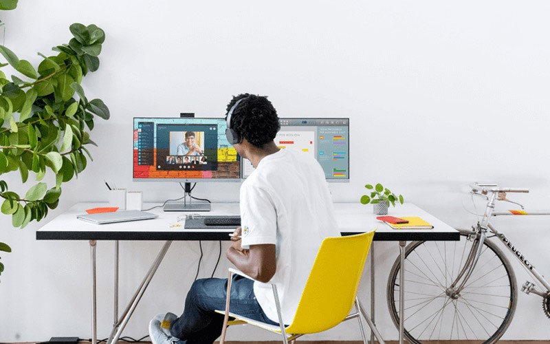 HP EliteDisplay monitors in use