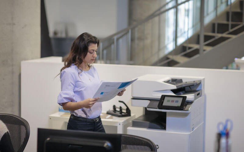 MPS blends HP’s innovative hardware, software and services Woman working in office HP lifestyle
