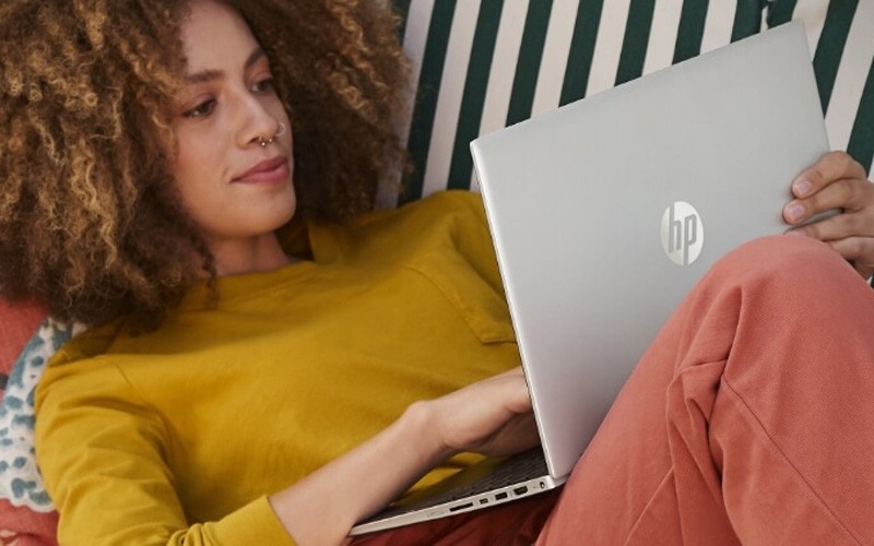 Support you can count on Woman working confidently on a HP device