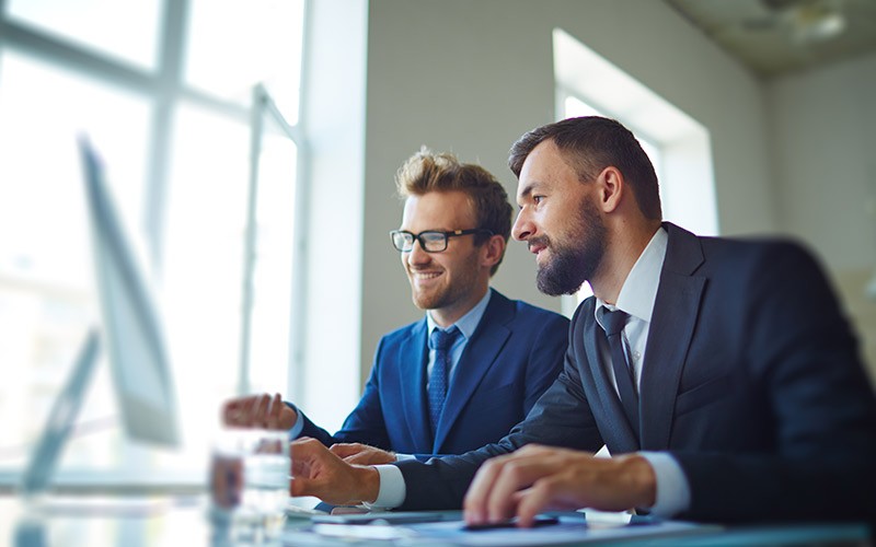 The features of VSAN Two male colleagues looking at a PC